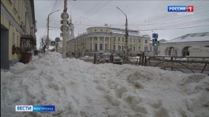 Местами в Костроме приходится выбирать - идти под снежными глыбами или бежать по проезжей части