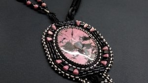 Кулон с родонитом.