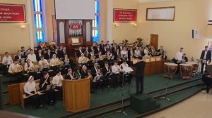 Духовой оркестр, дочка играет на Волторне.