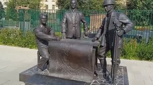 Сурский сквер (Сквер строителей) в Волгограде - часть 1: Модель универмага и три строителя