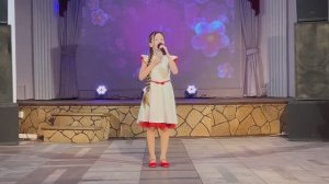 Девочка поет трогательную песню про бабушку. Современная детская песня про бабушку. Красивая песня