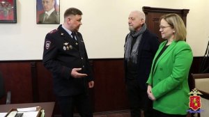 Во Владимире сотрудники полиции выдали гражданину Италии разрешение на временное проживание в России