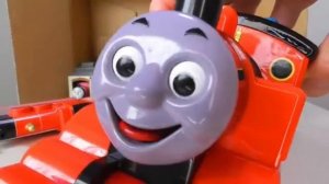 ПаровозикиТомас,вставляем батарейки в различные в красные паровозики для детей. #дети #видеодлядетей