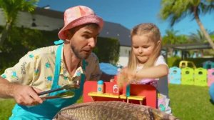 Настя рассказывает весёлую историю про спящего папу