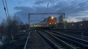 «По сумеркам!» Электровоз «Кирпич» ЭП1-103 с пасс.поездом на ст.Медвежья Гора, 2025 год