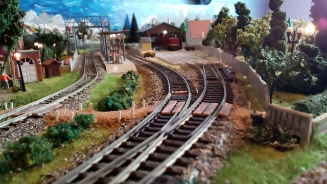 Маневры локомотива 110 у депо.