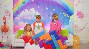 Настя учит родителей, как проводить время со своими де