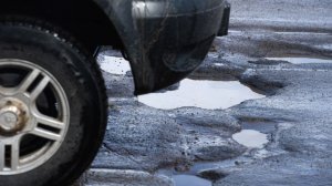 Тает вместе со снегом: автомобилисты в Петербурге жалуются на качество асфальта