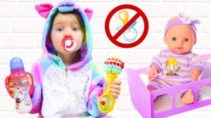 Милана с папой и сестрёнкой играют в забавные игры