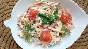 Салат с красной редькой, морковью, помидорами. Объёмный, лёгкий и питательный.