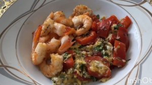 Это искушение. Готовлю теплый салат и креветки.