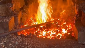 Нагрев метала в горне. Кузнечная мастерская