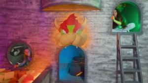 Настя и Эвелин играют в прятки в парке развлечений