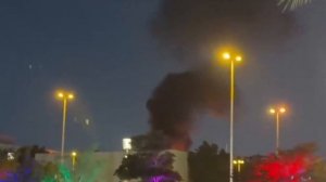 Момент удара иранского дрона по консульству США в Дубае. По данным властей, жертв нет, пожар потушен