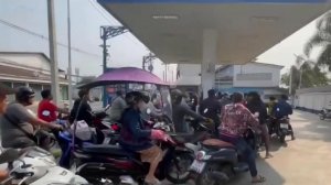 Во многих странах Азии выстраиваются очереди на заправках.