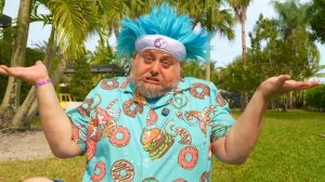 Настя веселится в парке воздушных шаров