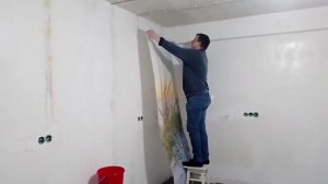 Наклейка первой полосы обоев (фотообоев)