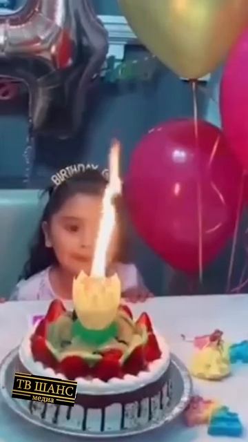 ШОК на днюху...(Я бы сам обоср...я) #шок #испуг #ужас #кошмар #страх #свечи #свечки #девочка #нервы