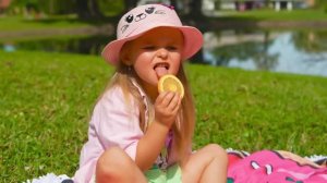 Настя рассказывает весёлую историю про спящего папу