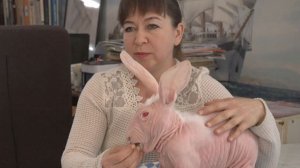 Необычный лысый кролик Добби живет в Самарской области