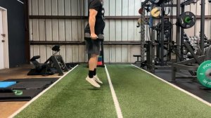Голеностопные прыжки на прямых ногах c гантелями / Calf Jumps