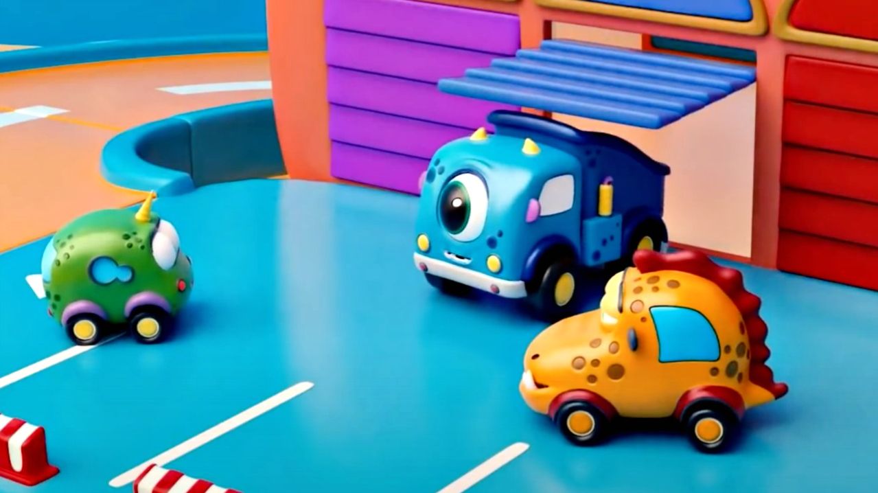 МАШИНКИ МОКАС ПОСТРОИЛИ ГОНОЧНЫЙ ТРЕК! 🏁🚗 Игрушки УСТРОИЛИ ГОНКИ из кубиков и карандашей! ✏️😱