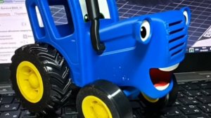 Синий трактор по полям.