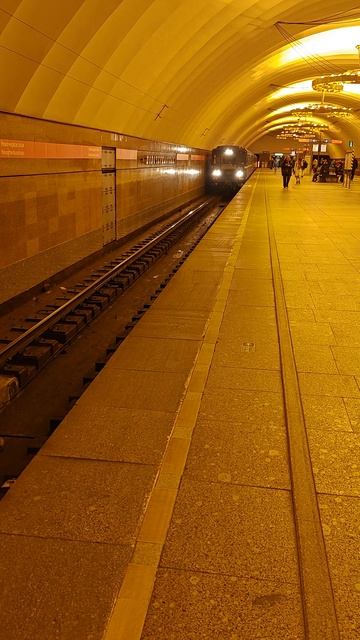 Прибытие состава метро.