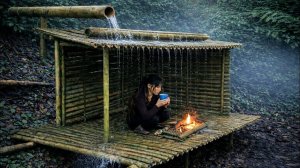 Соорудила укрытие из бамбука. Крыша с отводом воды, что бы не промокнуть. Одна в лесу. Бушкрафт