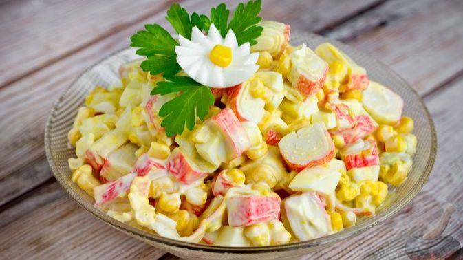 САЛАТ ИЗ КРАБОВЫХ ПАЛОЧЕК, КУКУРУЗЫ И ЯИЦ
