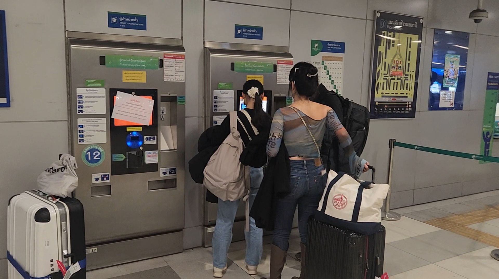 Барон Баба-Яга из Ruska Roma едет в центр Бангкока на Небесном экспрессе 💎 🚆 🌴