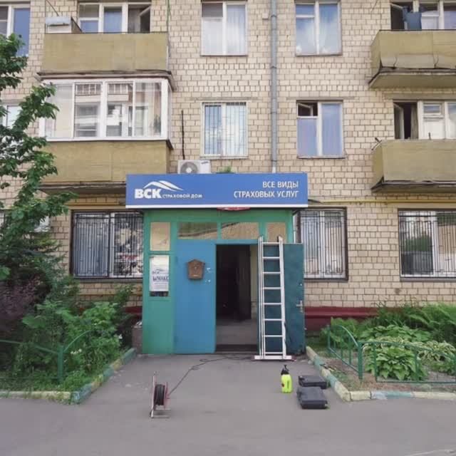 Каждому бренду — свои рекламные конструкции.