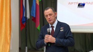 Герой России Артем Чумаров посетил школу №6 г. Туапсе, где пообщался с подрастающим поколением.