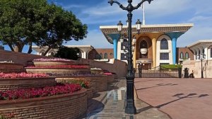 Скромный внешне дворец Султана Кабуса!