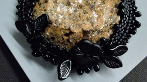 Кулон с амфиболитом.