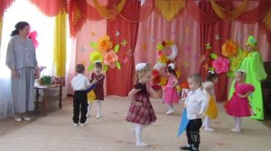Танец с платочками младшая группа