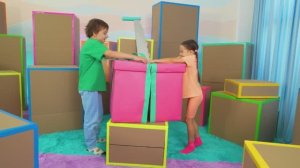 Настя с друзьями играют в прятки в картонных коробках