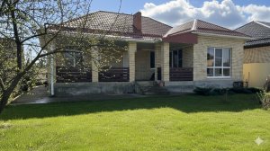 Просторный дом с большой террасой и садом