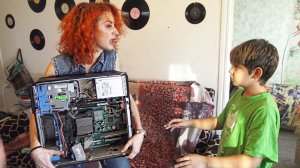 МАТЬ РАЗБИЛА КОМПЬЮТЕР СЫНА ОБ СТЕНУ В РЕАЛЬНОЙ ЖИЗНИ ИЗ-ЗА МАЙНКРАФТ!