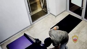 Мигранта, пытавшегося ледорубом вскрыть банкомат в Москве, полиция задержала у Белорусского вокзала