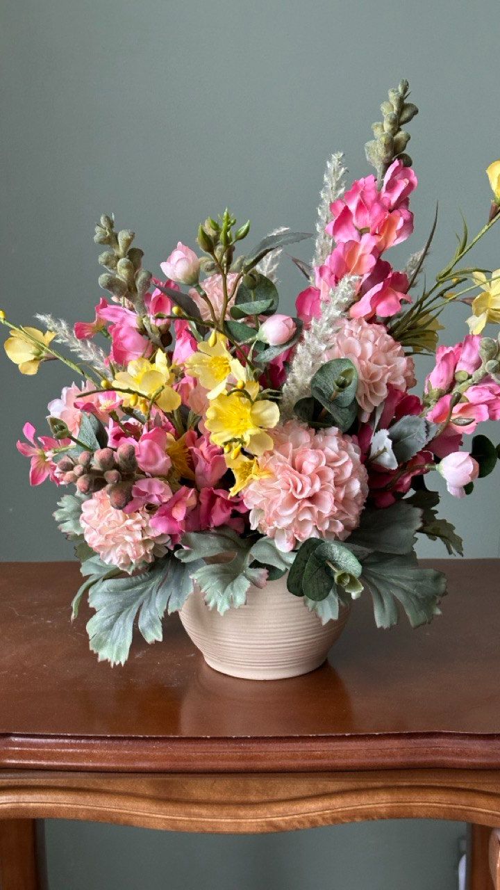 Композиция из искусственных цветов в розовом цвете.