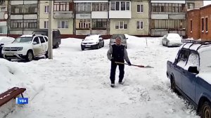 Появилось видео, как 84-летняя пенсионерка убирает снег лопатой у подъезда своего дома в Уфе