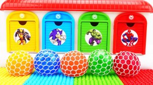 Мультики для детей. Разноцветные гаражи с мячиками и игрушками. Мультики для малышей смотреть.