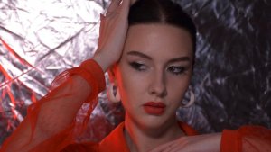 Гламурный макияж со стрелками и красной помадой