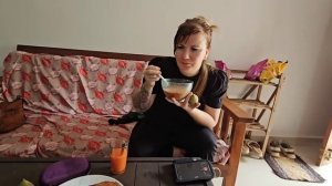 Прощаемся с Катей. Пригласила её на обед. Что бы ещё придумать_