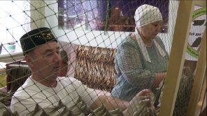 Айрат и Мадина Гареевы из Нижнего Нурлата плетут “кикимор” для снайперов