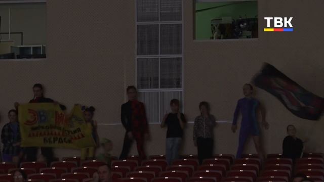 Акробаты, дрессура, жонглеры: юные циркачи блеснули на сцене