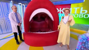 Полощем со звуком: в "Жить здорово!" объяснили, как лечить горло