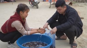 Наловила много угрей в иле пруда. Продадим их на рынке местным жителям.