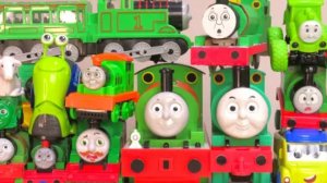 ПаровозикиТомас, вставляем батарейки в различные зелёные паровозики для детей. #дети #видеодлядетей